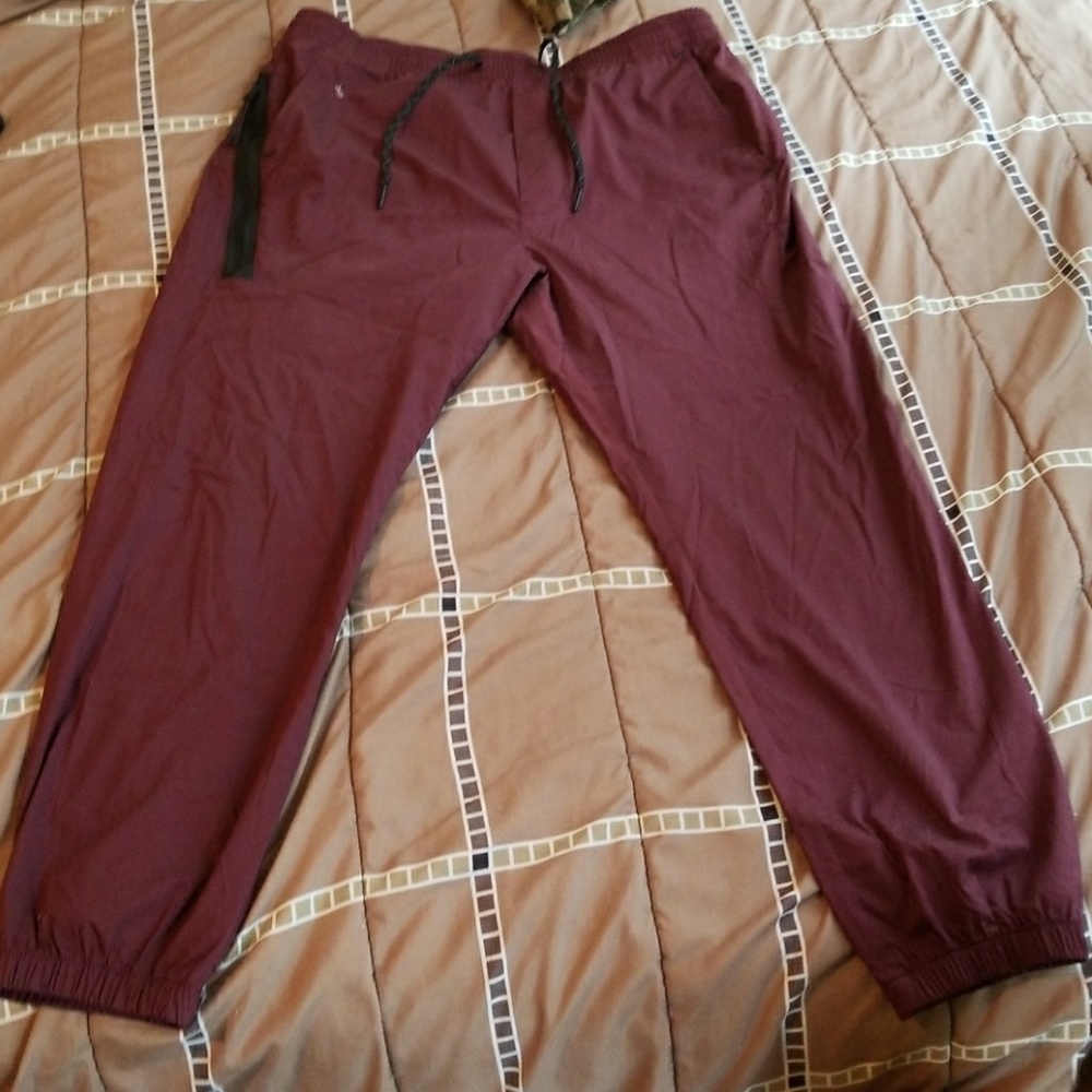 AMERICAN EAGLE MEN ACTIVE JOGGER COLOR IS BURGUNDY